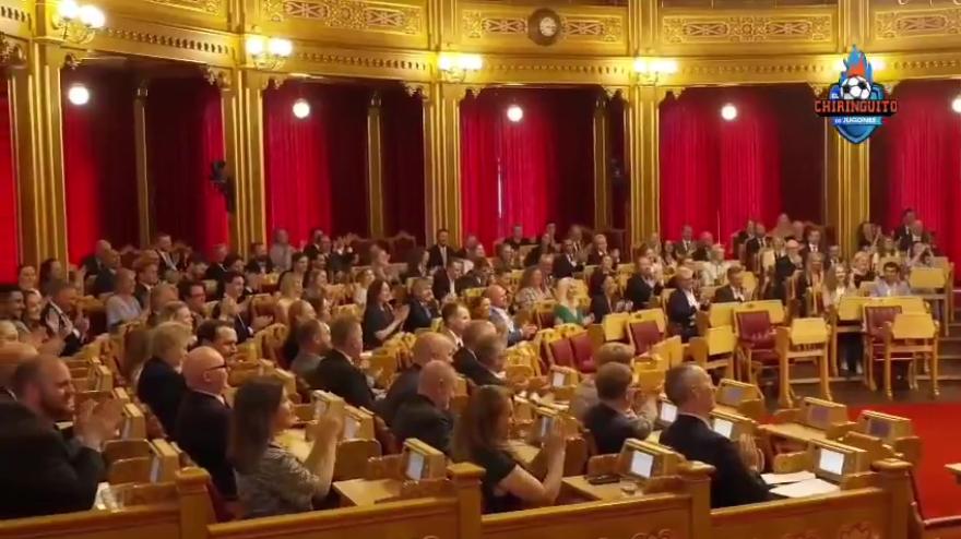 mondiali incredibile in norvegia tutto il parlamento imita l esultanza di haaland amp co da Video.gazzetta.it mondiali incredibile in norvegia tutto il parlamento imita l esultanza di haaland amp co