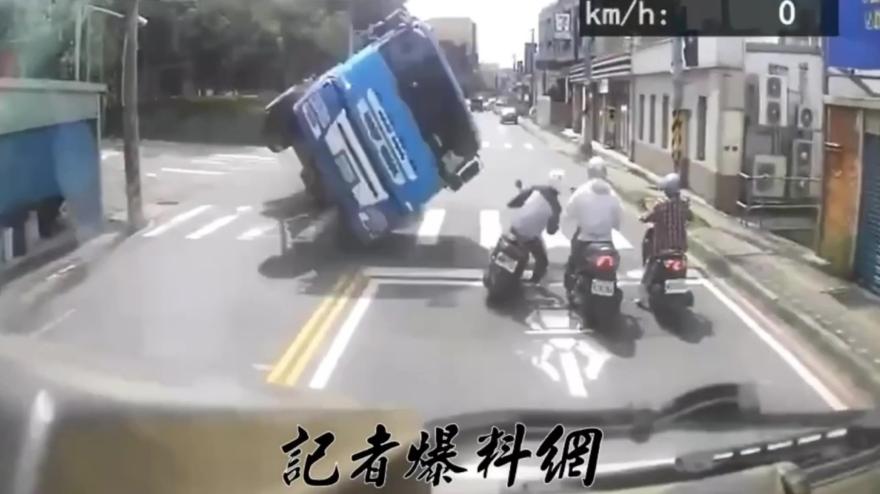 Scooter fermi al semaforo sfiorati dal camion che si ribalta