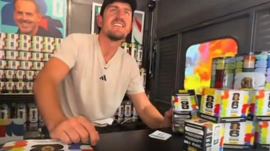 maguire non convocato lui va comunque a new york per distribuire figurine da Video.gazzetta.it maguire non convocato lui va comunque a new york per distribuire figurine