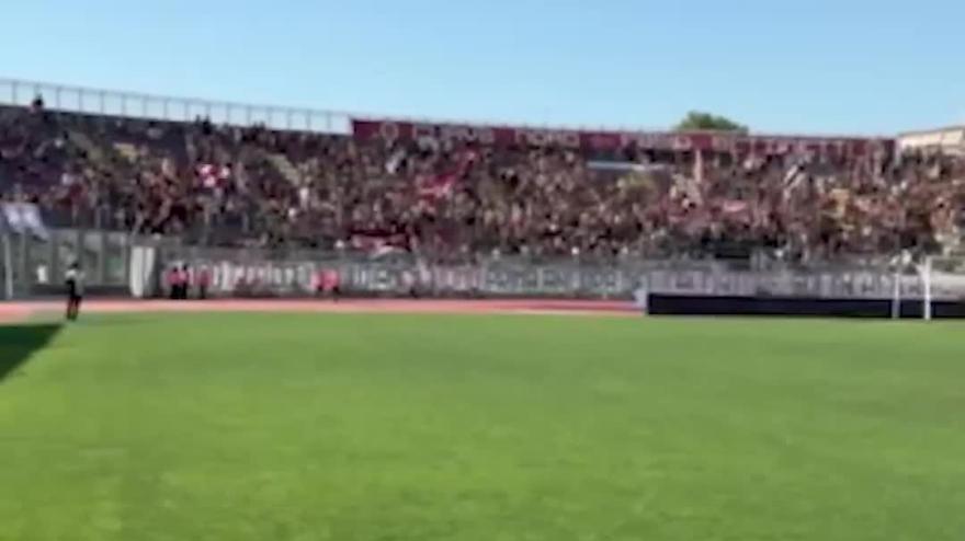 Addio a Igor Protti: l'omaggio dello stadio Picchi a Livorno è da brividi