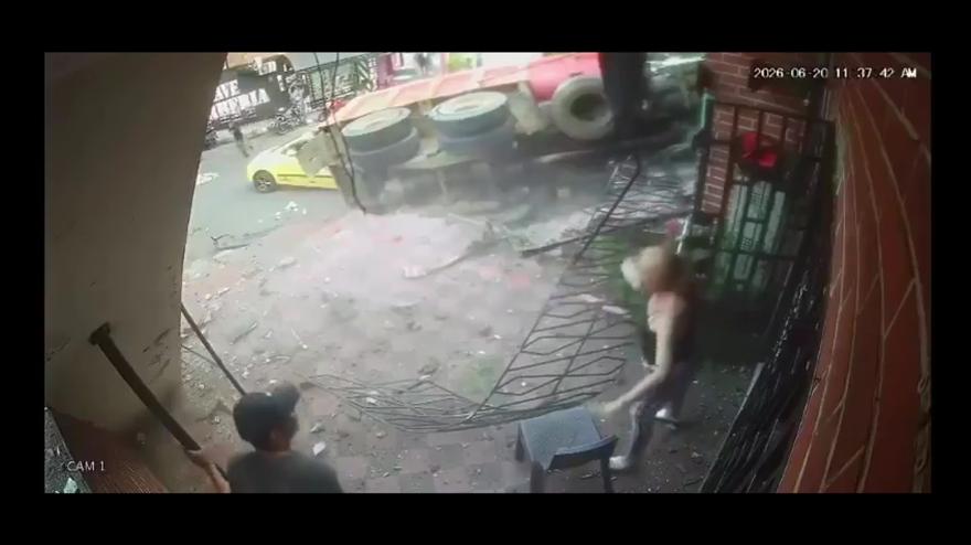 seduti davanti a casa camion fuori controllo devasta il portico da Video.gazzetta.it seduti davanti a casa camion fuori controllo devasta il portico