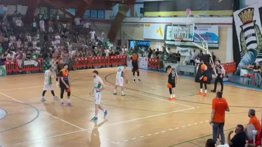 basket follia in b2 si fa auto canestro per salvare la sua squadra l arbitro lo annulla da Video.gazzetta.it basket follia in b2 si fa auto canestro per salvare la sua squadra l arbitro lo annulla