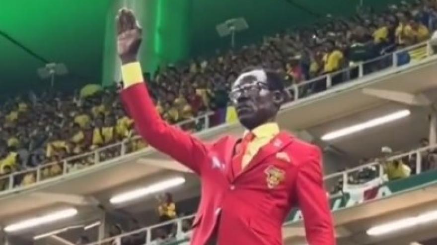 lumumba il simbolo del congo esordio mondiale e selfie richiesti dai tifosi colombiani da Video.gazzetta.it lumumba il simbolo del congo esordio mondiale e selfie richiesti dai tifosi colombiani