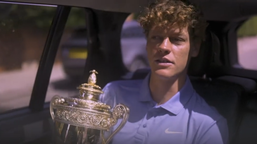 Emozione Sinner: riconsegna il trofeo di Wimbledon e vede la sua foto appesa al muro!