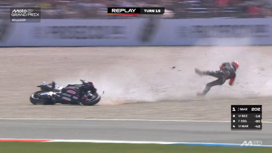 MotoGP, caduta terrificante di Bezzecchi: rimbalza nella ghiaia a 200 km/h