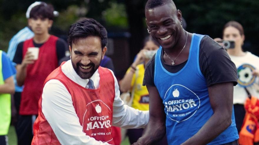 Balotelli gioca a calcio col sindaco di New York Mamdani!