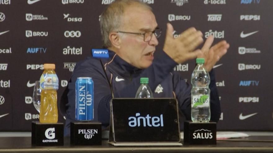 bielsa lascia l8217uruguay un addio doloroso poi svela il retroscena sui giocatori da Video.gazzetta.it bielsa lascia l8217uruguay un addio doloroso poi svela il retroscena sui giocatori