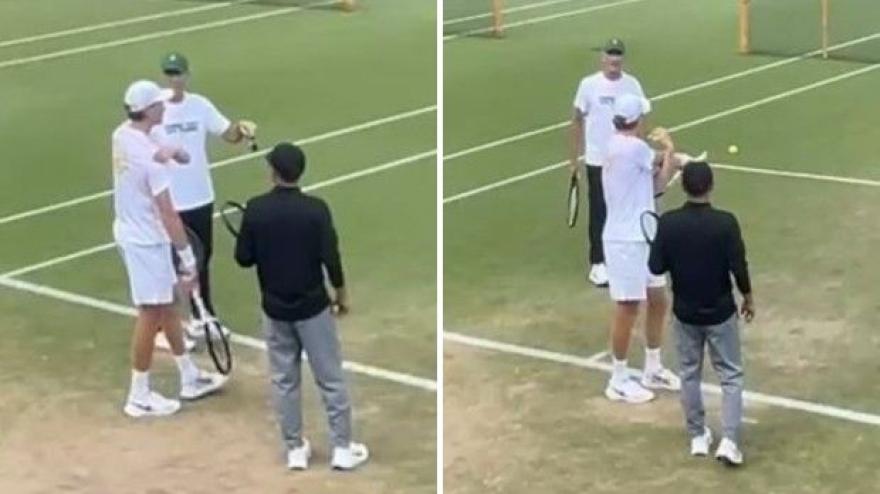 sinner che succede prova il servizio in allenamento poi si tocca la spalla da Video.gazzetta.it sinner che succede prova il servizio in allenamento poi si tocca la spalla