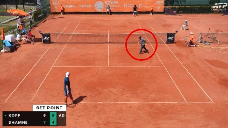 scene assurde in un challenger un inserviente invade il campo sul set point da Video.gazzetta.it scene assurde in un challenger un inserviente invade il campo sul set point