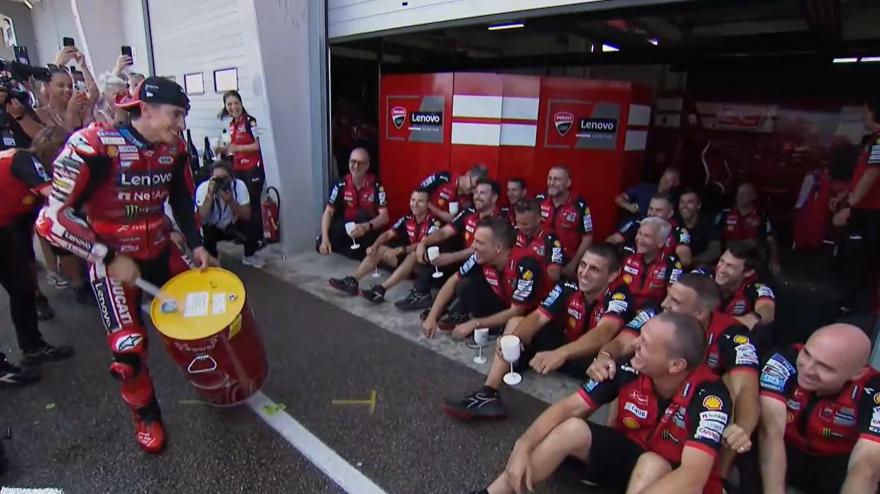 marc marquez come haaland la viking row con il team ducati 232 epica da Video.gazzetta.it marc marquez come haaland la viking row con il team ducati 232 epica