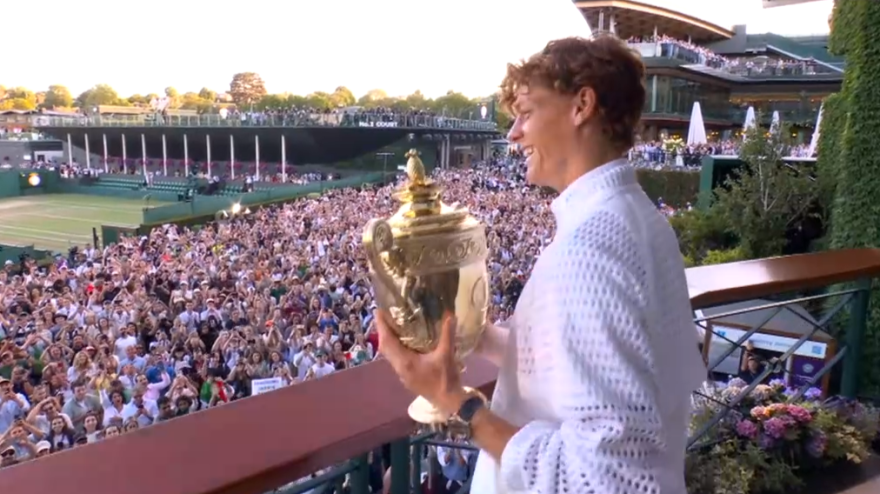 sinner si affaccia con il trofeo il boato del pubblico di wimbledon 232 da brividi da Video.gazzetta.it sinner si affaccia con il trofeo il boato del pubblico di wimbledon 232 da brividi