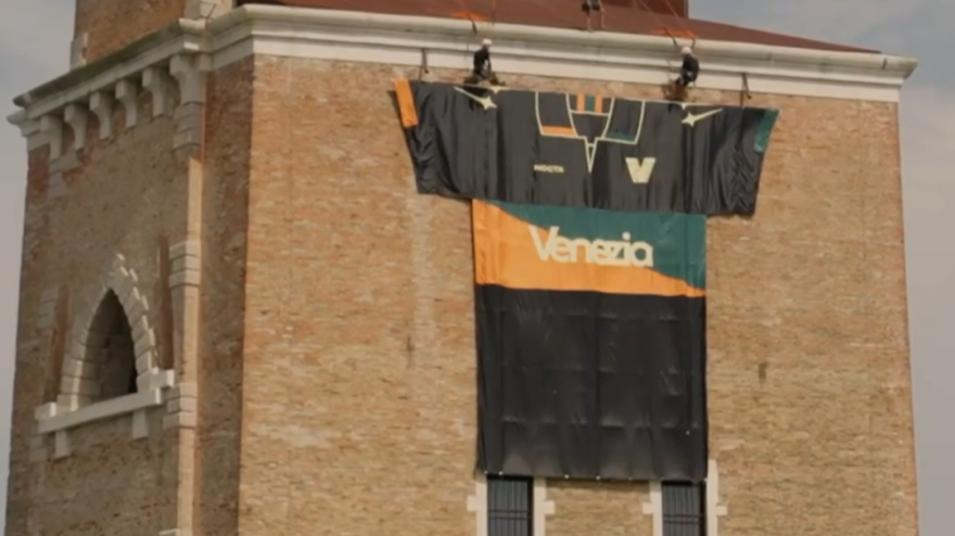 venezia la nuova maglia 232 un capolavoro il video dell annuncio da Video.gazzetta.it venezia la nuova maglia 232 un capolavoro il video dell annuncio