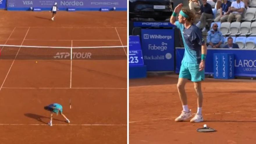 rublev perde ancora la testa racchetta spaccata contro tabilo a bastad da Video.gazzetta.it rublev perde ancora la testa racchetta spaccata contro tabilo a bastad