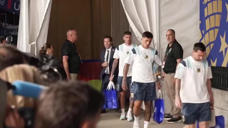 argentina testa bassa e facce tristi leo messi e compagni lasciano lo stadio cos236 da Video.gazzetta.it argentina testa bassa e facce tristi leo messi e compagni lasciano lo stadio cos236