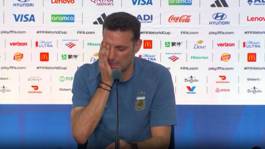 spagna argentina scaloni crolla in sala stampa e va via in lacrime da Video.gazzetta.it spagna argentina scaloni crolla in sala stampa e va via in lacrime