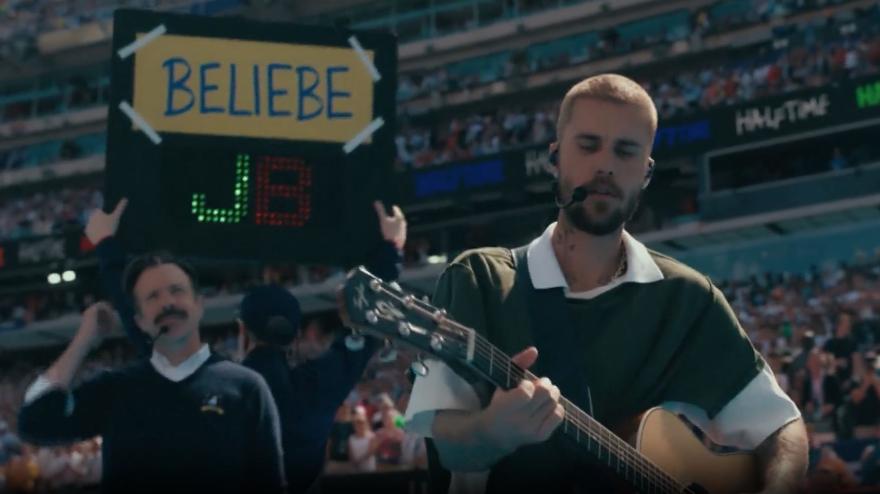 Ted Lasso chiama in campo Justin Bieber all'halftime show della finale dei Mondiali