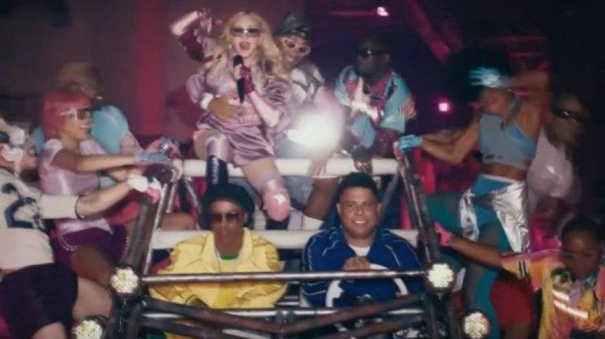 Ronaldo e Dinho fanno da autisti a Madonna: l’assurdo ingresso all’Halftime show è virale