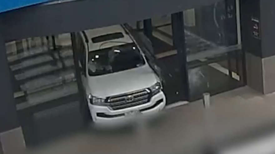 ruba un auto e la guida nel centro commerciale arrestato dopo il folle gesto da Video.gazzetta.it ruba un auto e la guida nel centro commerciale arrestato dopo il folle gesto