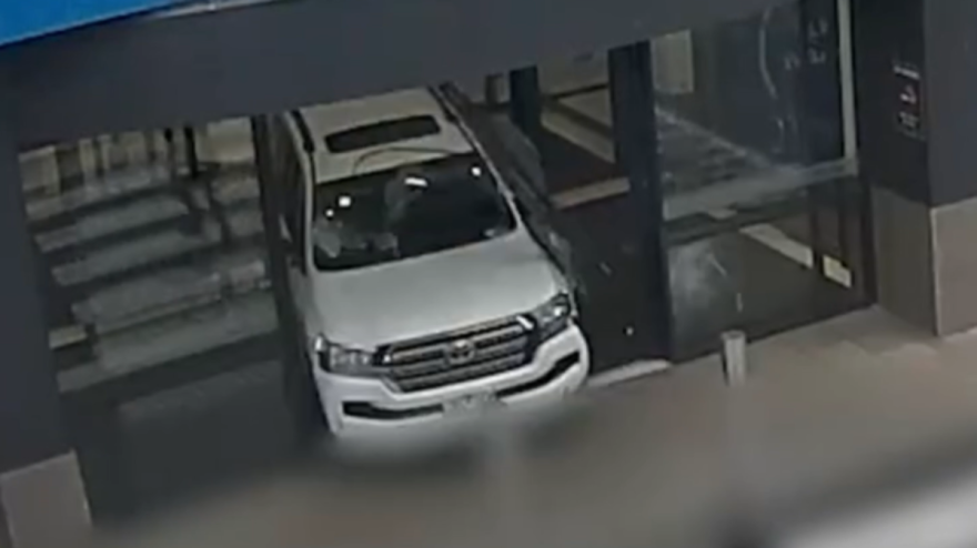 Ruba un'auto e la guida nel centro commerciale: arrestato dopo il folle gesto