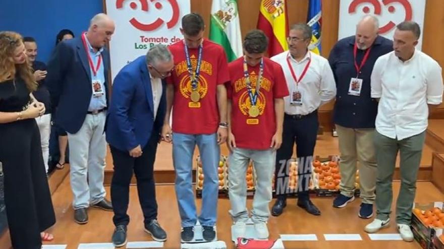 fabian ruiz e gavi su una bilancia il sindaco gli dona il loro peso in pomodori da Video.gazzetta.it fabian ruiz e gavi su una bilancia il sindaco gli dona il loro peso in pomodori