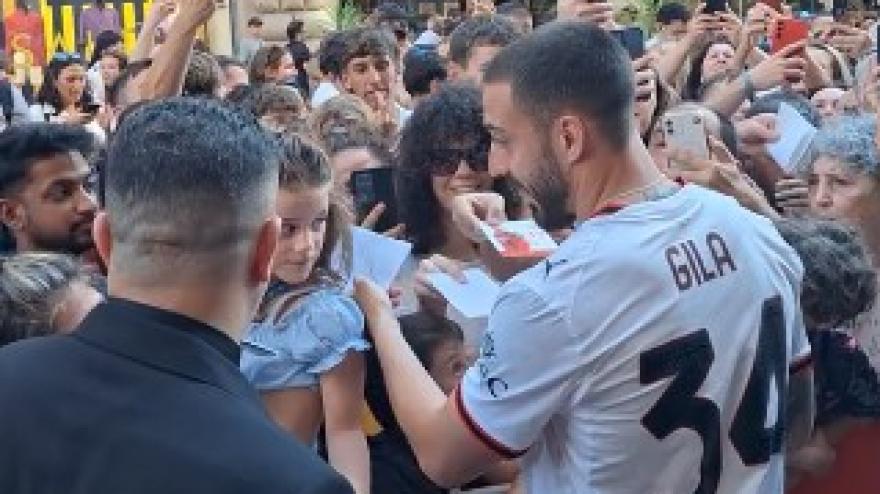 milan che accoglienza per gila un centinaio di tifosi ad accoglierlo da Video.gazzetta.it milan che accoglienza per gila un centinaio di tifosi ad accoglierlo
