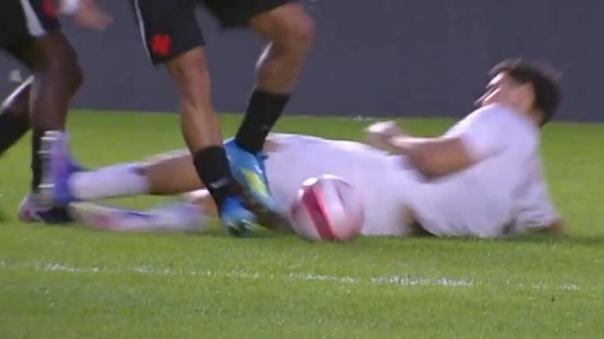 Tackle a gamba tesa su due avversari contemporaneamente: è il fallo più brutto di sempre?
