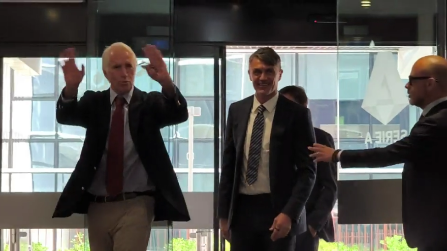 sorrisi e primi saluti l arrivo di malag242 maldini e leonardo in lega calcio da Video.gazzetta.it sorrisi e primi saluti l arrivo di malag242 maldini e leonardo in lega calcio