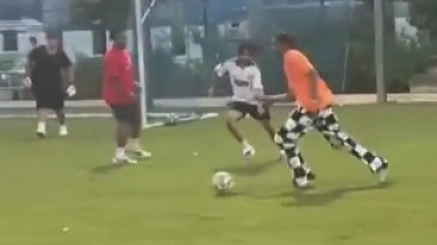un gruppo di ragazzi gioca al campetto e sul pi249 bello si aggrega olise da Video.gazzetta.it un gruppo di ragazzi gioca al campetto e sul pi249 bello si aggrega olise