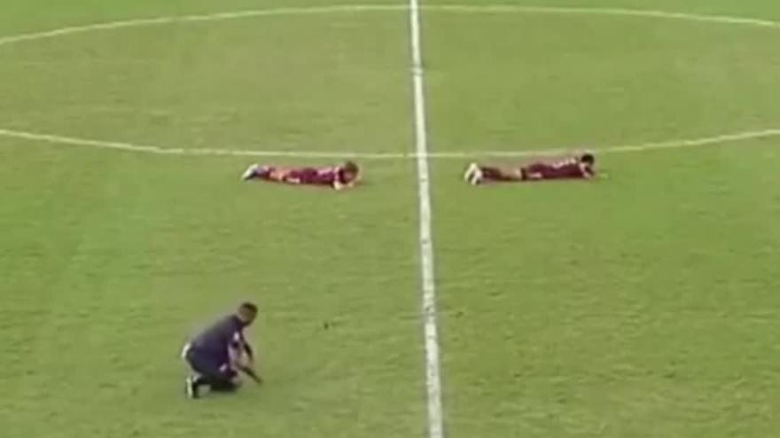 Invasione di api sul campo, arbitro e giocatori le combattono così: incredibile in Brasile!