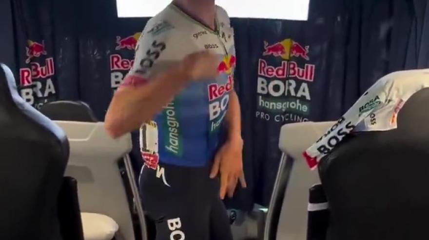 tour de france evenepoel scatenato festeggia imitando michael jackson da Video.gazzetta.it tour de france evenepoel scatenato festeggia imitando michael jackson