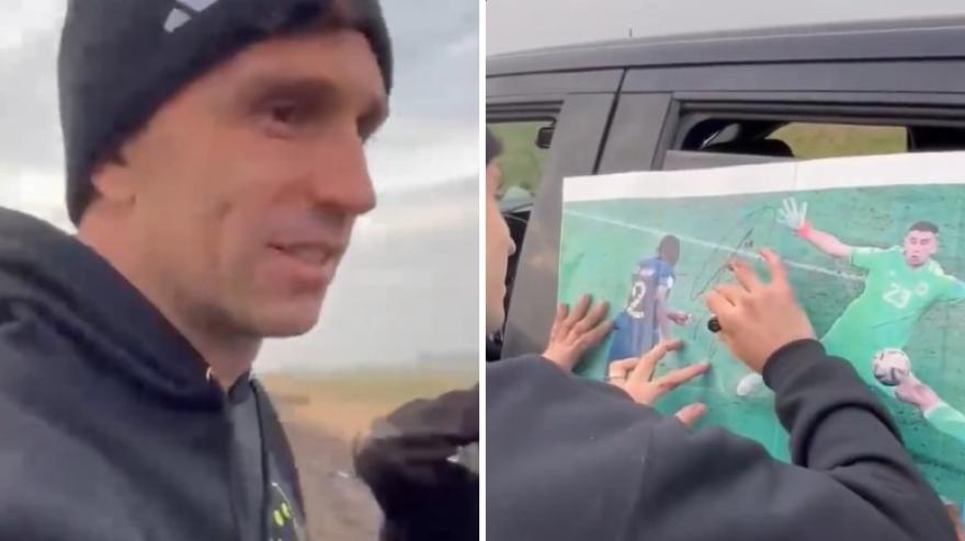 dibu martinez bloccato nel fango dei tifosi lo salvano lui li ringrazia cos236 da Video.gazzetta.it dibu martinez bloccato nel fango dei tifosi lo salvano lui li ringrazia cos236