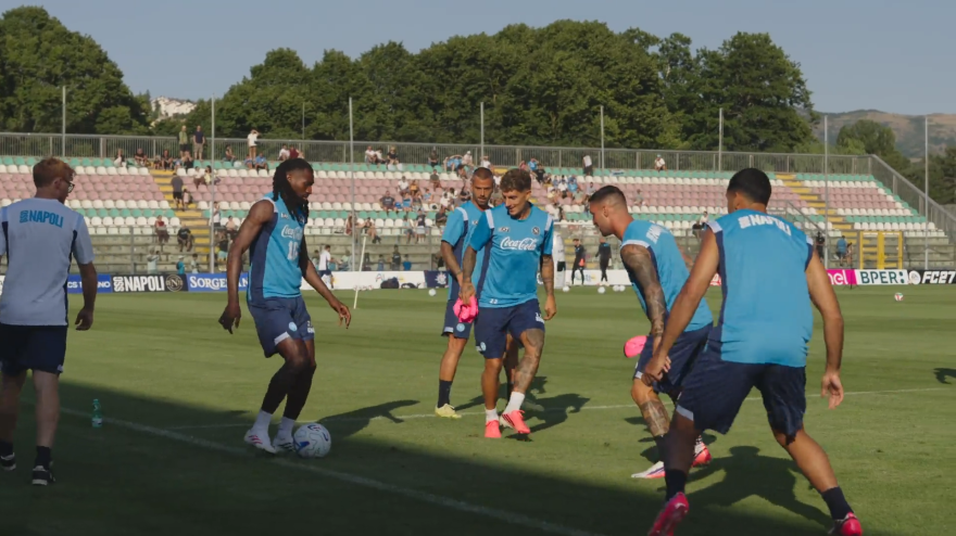 napoli primo allenamento a castel di sangro e il torello 232 spettacolare da Video.gazzetta.it napoli primo allenamento a castel di sangro e il torello 232 spettacolare