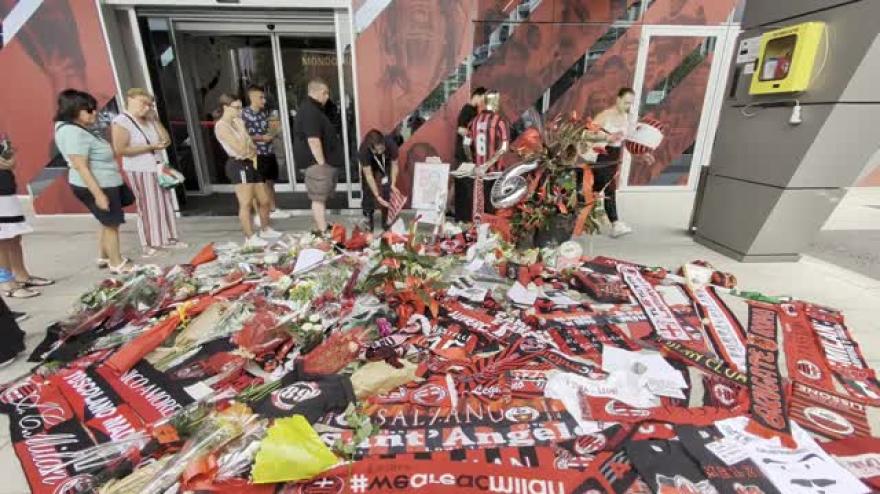 casa milan ricorda baresi sciarpe maglie e dediche per il capitano da Video.gazzetta.it casa milan ricorda baresi sciarpe maglie e dediche per il capitano