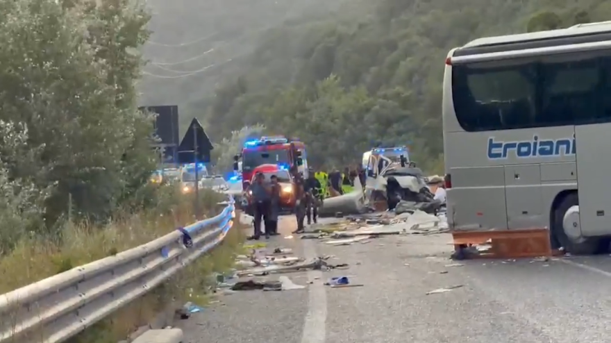 Scontro camper-bus, 6 morti e 30 feriti: le immagini dalla Terni-Rieti