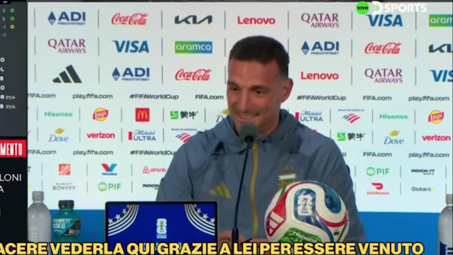 "Glielo dico solo perché è lei...": il bellissimo gesto di Scaloni in conferenza