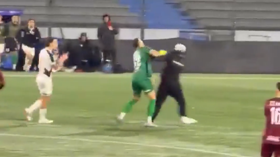 Uruguay, i tifosi fanno invasione: il portiere risponde con calci e pugni