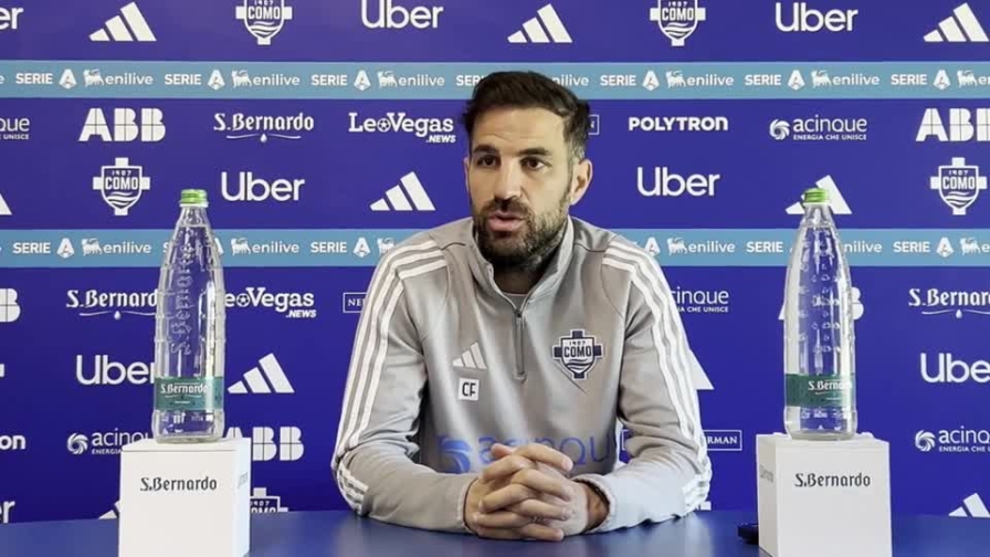 Fabregas interrompe la conferenza, una giornalista è in ritardo