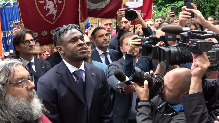 https://dimages2.gazzettaobjects.it/files/image_896_504/uploads/2025/05/04/6817af7b39d40.png Zapata a Superga legge i nomi del Grande Torino e si emoziona