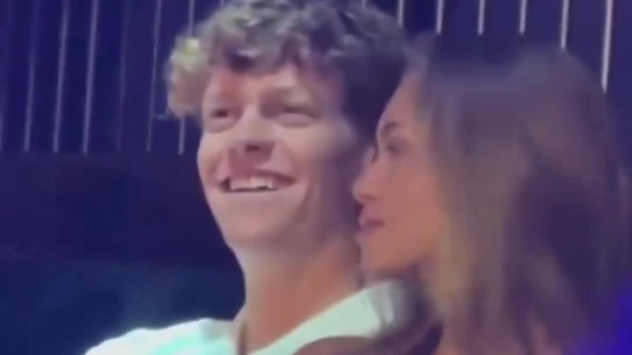 Le vacanze di Sinner: eccolo al Billionaire con la fidanzata Laila