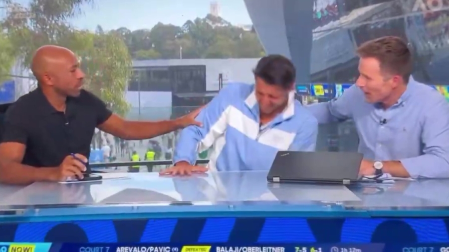 Darderi lotta con i crampi in diretta tv: i conduttori lo soccorrono