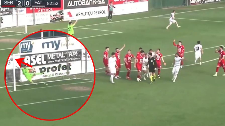 Errore clamoroso! La palla entra in rete, ma l'arbitro non dà il gol