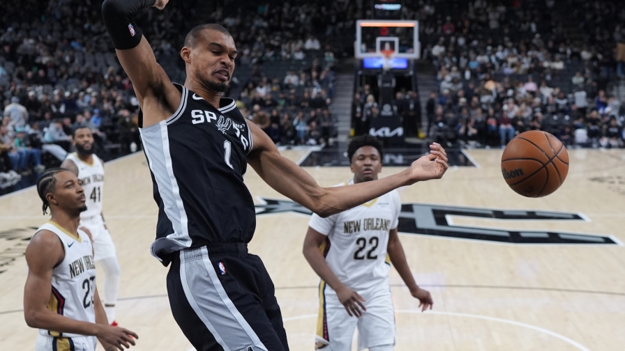 Wembanyama non è umano: canestro ai limiti del possibile