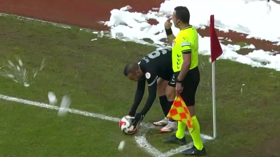 Deve calciare l'angolo: quello che succede con i tifosi è comico!