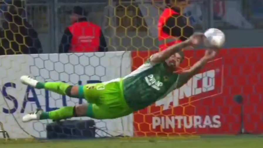Questo portiere entra nella storia: si toglie i guanti e... para due rigori!