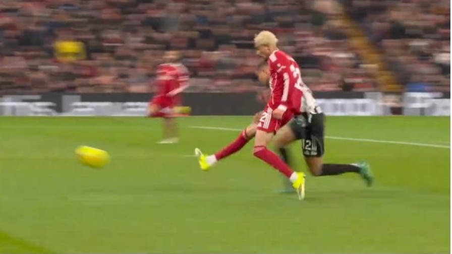 Favoloso Ekitike, che tocco! Il Liverpool vola: Newcastle travolto