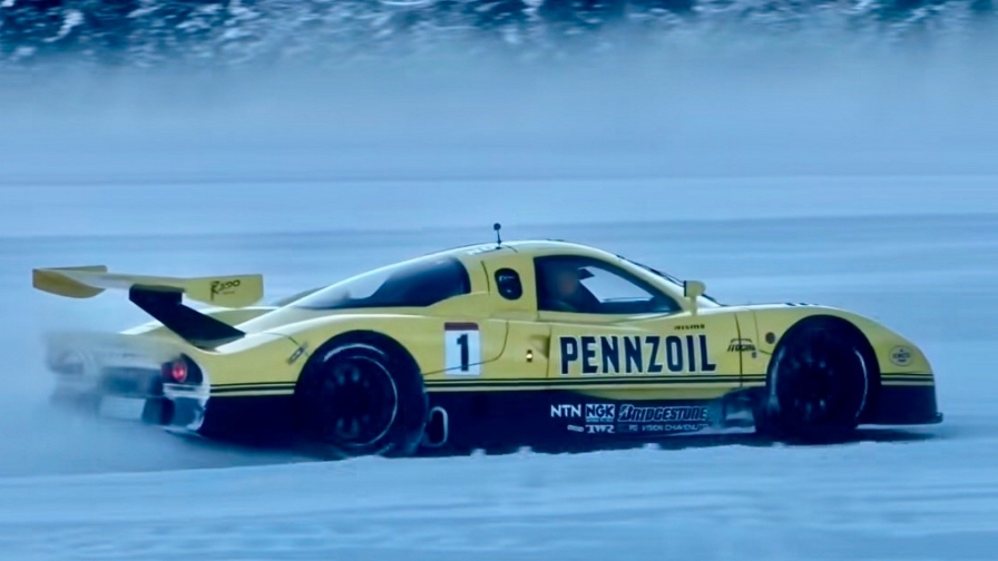 La Nissan R390 GT1 di Le Mans con Eric Comas sul ghiaccio di St. Moritz