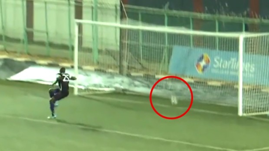 È gol o non è gol? Tira una bordata dai 40 metri, ma... scoppia la polemica