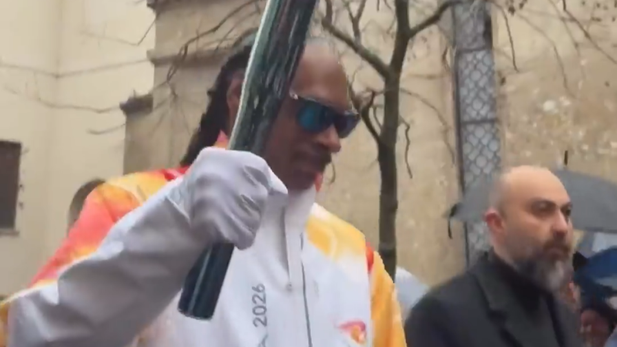 A Gallarate c'è Snoop Dogg! Eccolo con la torcia olimpica