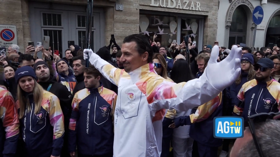 Ibrahimovic tedoforo: accende la fiaccola e poi... esulta così!