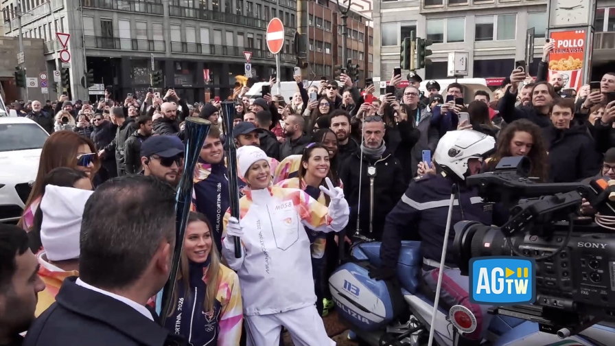 Milano-Cortina, fiaccola “divina”: tutti pazzi per Federica Pellegrini!